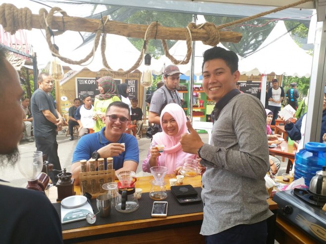 Kadis Dinas Perindustian dan Perdangan Provinsi Jambi Saat Menikmati Coffee