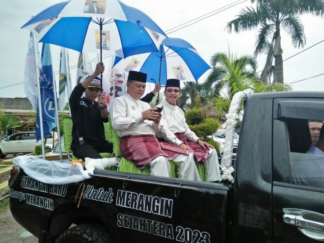 Pasangan Fajar ketika mendaftar ke KPU Merangin