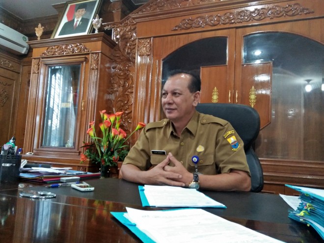 Sekda Provinsi Jambi M Dianto saat  diwawancara  diruang kerjanya. 