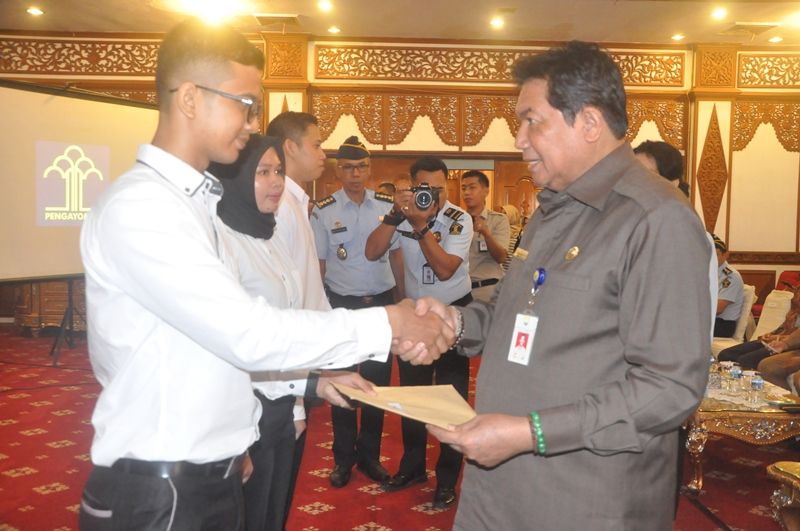 Pelaksana Tugas Asisten III Setda Provinsi Jambi Tagor Mulia Nasution mewakili Gubernur Jambi Zumi Zola menyerahkan secara simbolis surat keputusan (SK) Calon Pegawai Negeri Sipil (CPNS) Kementerian Hukum dan HAM (Kemenkumham)