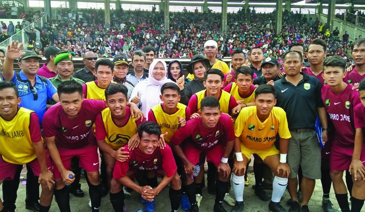 Bupati Muaro Jambi Masnah saat foto bersama pemain PS Muarojambi