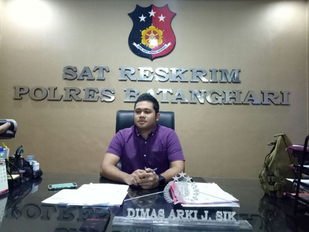 Kasat Reskrim Polres Batanghari, Iptu Dimas Arki, saat memberi keterangan  diruang kerjanya.