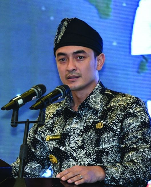 Gubernur Jambi Zumi Zola