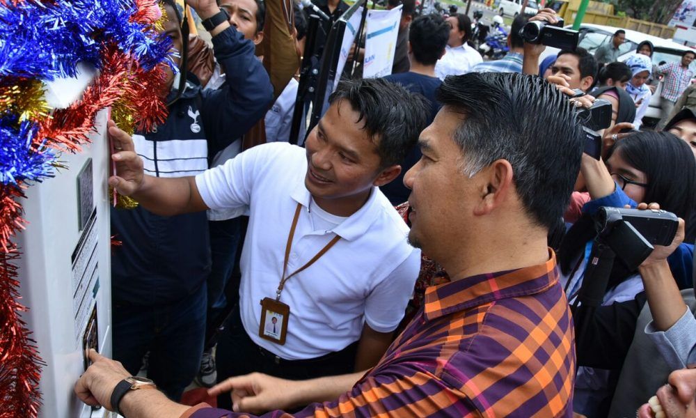 Walikota Jambi Syarif Fasha bersama Manager PLN Jambi Haris. menghidup Stasiun Penyedia Listrik Umum (foto :Jambi Star/Endang)