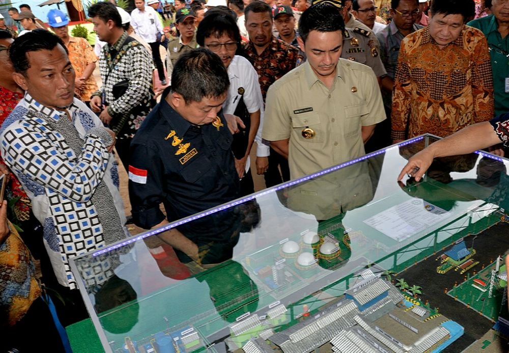 Gubernur Jambi Zumi Zola ikut mendampingi Menteri Energi dan Sumber Daya Mineral (ESDM) RI, Ignasius Jonan dalam agenda meresmikan pembangkit listrik tenaga Biogas.Tungkal Ulu, Kabupaten Tanjung Jabung Barat, Rabu (24/1)  (Foto; Jambi Star/ Endang)