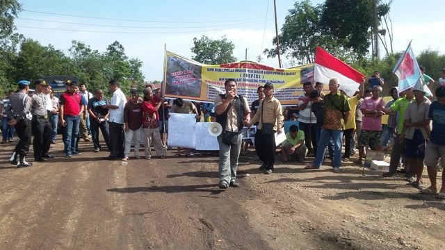 Aksi demonstrasi masyarakat Rengkiling yang terhimpun dalam peduli lingkungan terhadap PT SPC