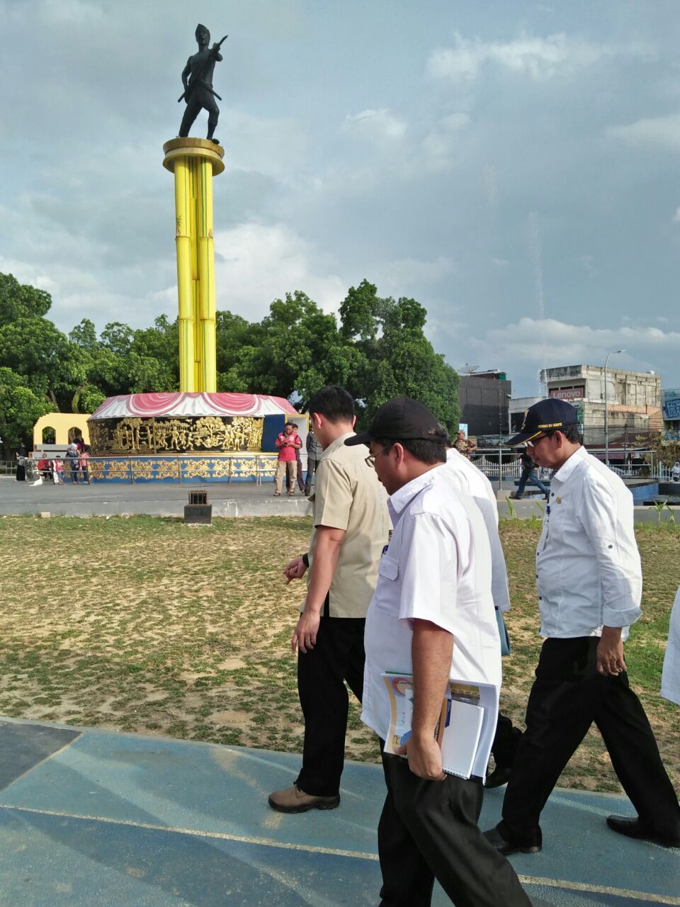 Gubernur Jambi Zumi Zola meninjau taman tugu juang  yang selesai dibangun ditahap pertama.(foto : Jambi Star/Endang)
