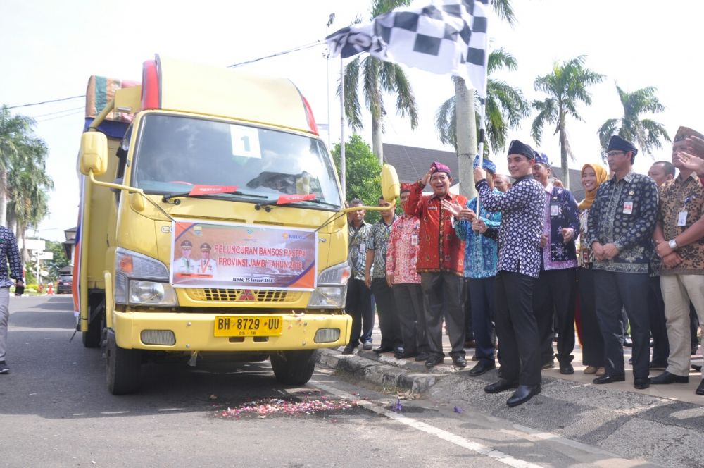 Gubernur Jambi Zumi Zola melepas distribusi beras sejahtera (rastra) untuk 10 kabupaten dan kota. (Foto : Jambi Star/Endang)