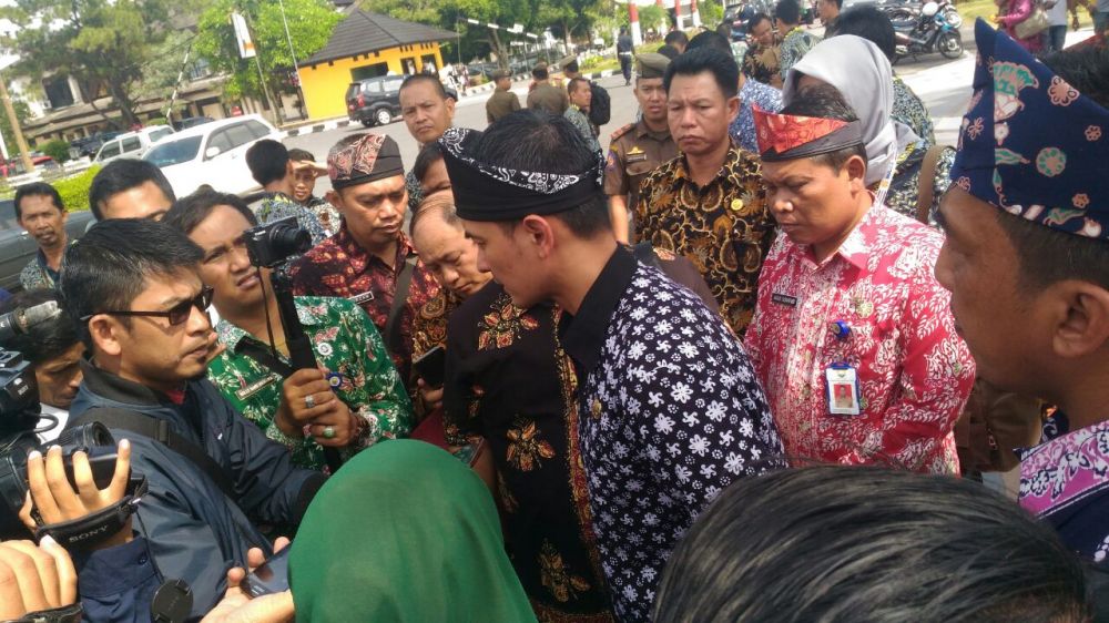 Gubernur Jambi Zumi Zola saat memberi keterangan ke awak media.(foto : Jambi Star/Endang)