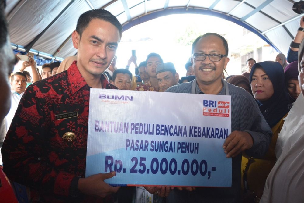 Guberbur Jambi Zumi Zola saat memberi bantuan ke korban kebakaran di sungai penuh.(foto : Jambi Star/Endang)
