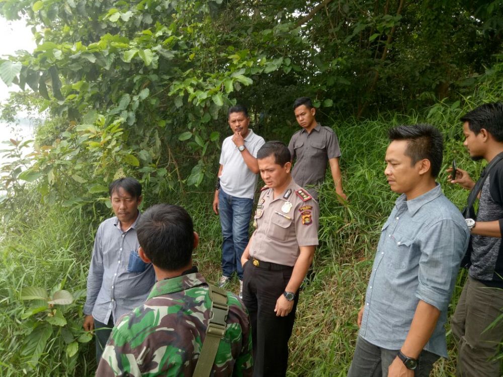 Kapolres Tebo AKBP Budi Rahcmat saat melihat kondisi ke TKP.(foto: Jambi Star/Iwan).