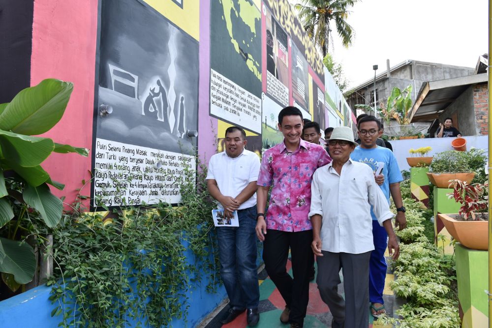 Gubernur Jambi, H.Zumi Zola Zulkifli S.TP,MA meninjau hasil pengembangan kawasan permukiman kumuh tahun 2017, di Kelurahan Beringin Kecamatan Pasar Kota Jambi. (foto: Jambi Star/Endang).