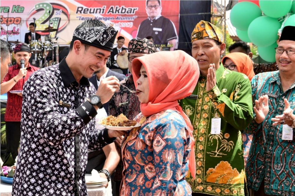 Gubernur Zola saat menghadiri acara Dies Natalis ke 21 dan Reuni Akbar SMA Negeri 10 Kota Jambi, bertempat di Lapangan Sekolah SMA Negeri 10 Kota Jambi.