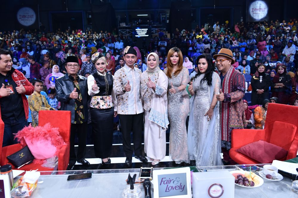 Gubernur Jambi Zumi Zola bersama  Wagub Fachrori Umar ikut menyaksikan Liga Dangdut Indonesia.