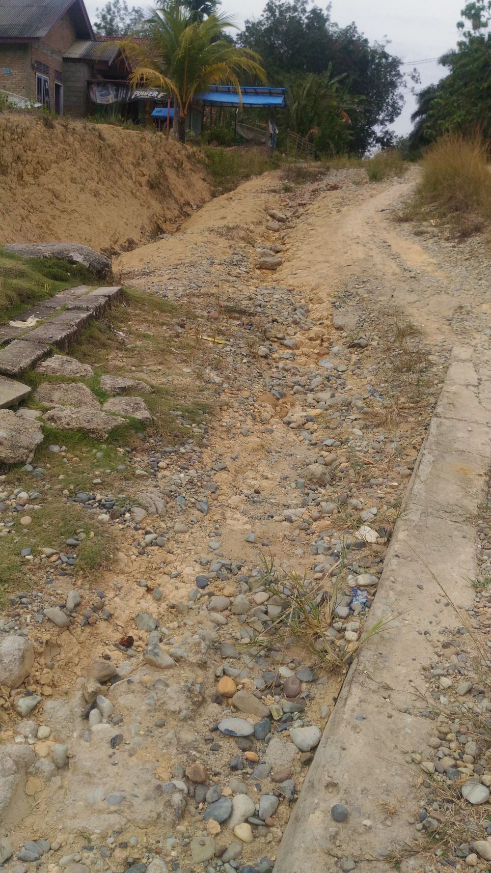 Jalan yang rusak parah di Tebo