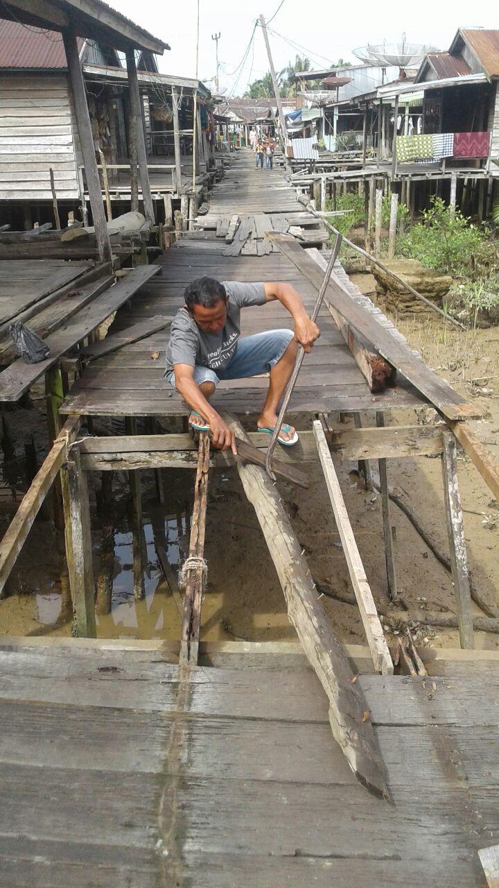 Kondisi Jalan Jembatan Parit 6 Kampung Laut yang Memprihatinkan