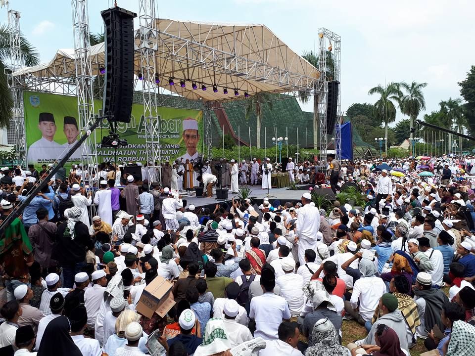 Ribuan masyrakat Kota Jambi menyaksikan ceramah ustad Abdul Somad dilapangan Kantor Walikota Jambi