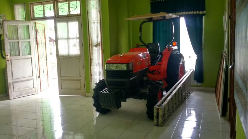Traktor penghancur yang terbengkali di kantor Dinas Pertanian Muarojambi.