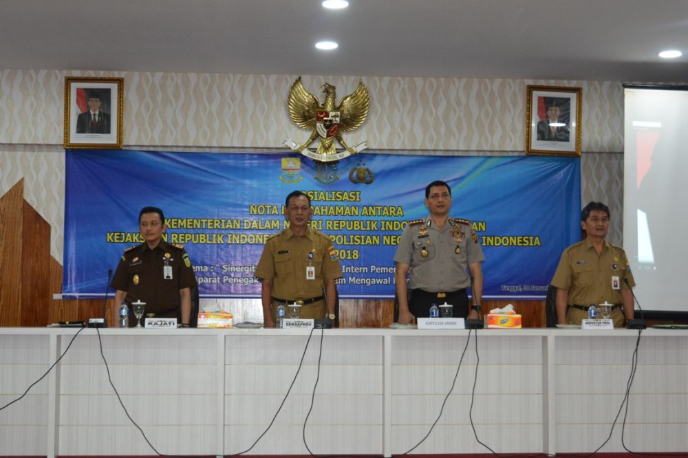 Sekda saat Pembukaan Sosialisasi Nota Kesepahaman Antara Kementerian Dalam Negeri Republik Indonesia dengan Kejaksaan Republik Indonesia dan Kepolisian Negara Republik Indonesia Tahun 2018, bertempat di Ruang Pola Kantor Gubernur, Selasa (30/01).