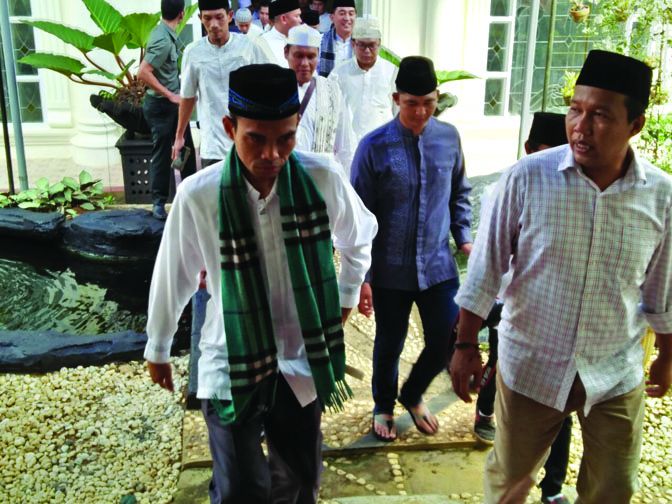 Ustad Somad memberikan ceramah di Tanjabtimur.