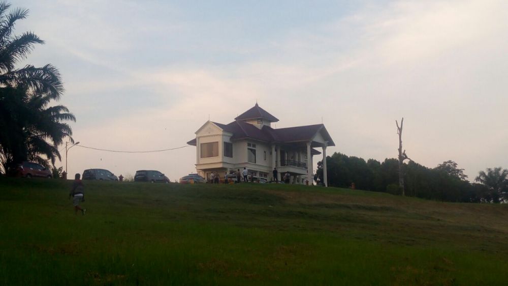 villa keluarga zola.