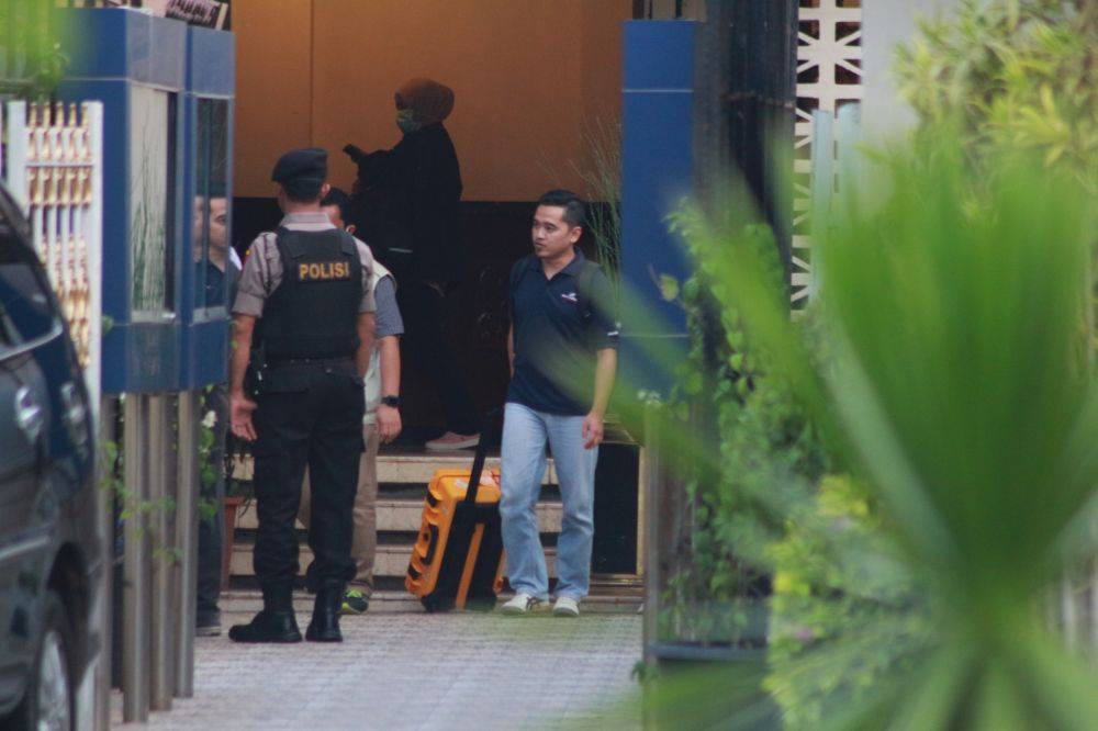 Tim Komisi Pemberantasan Korupsi (KPK) melakukan pengeledahan di Rumah Dinas Gubernur Jambi Zumi Zola