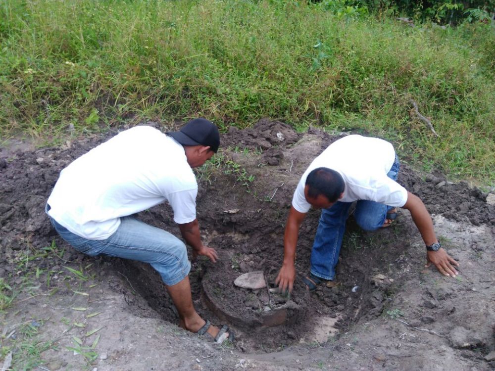Warga ketika mengali guci diduga peninggalan kerajaan melayu.