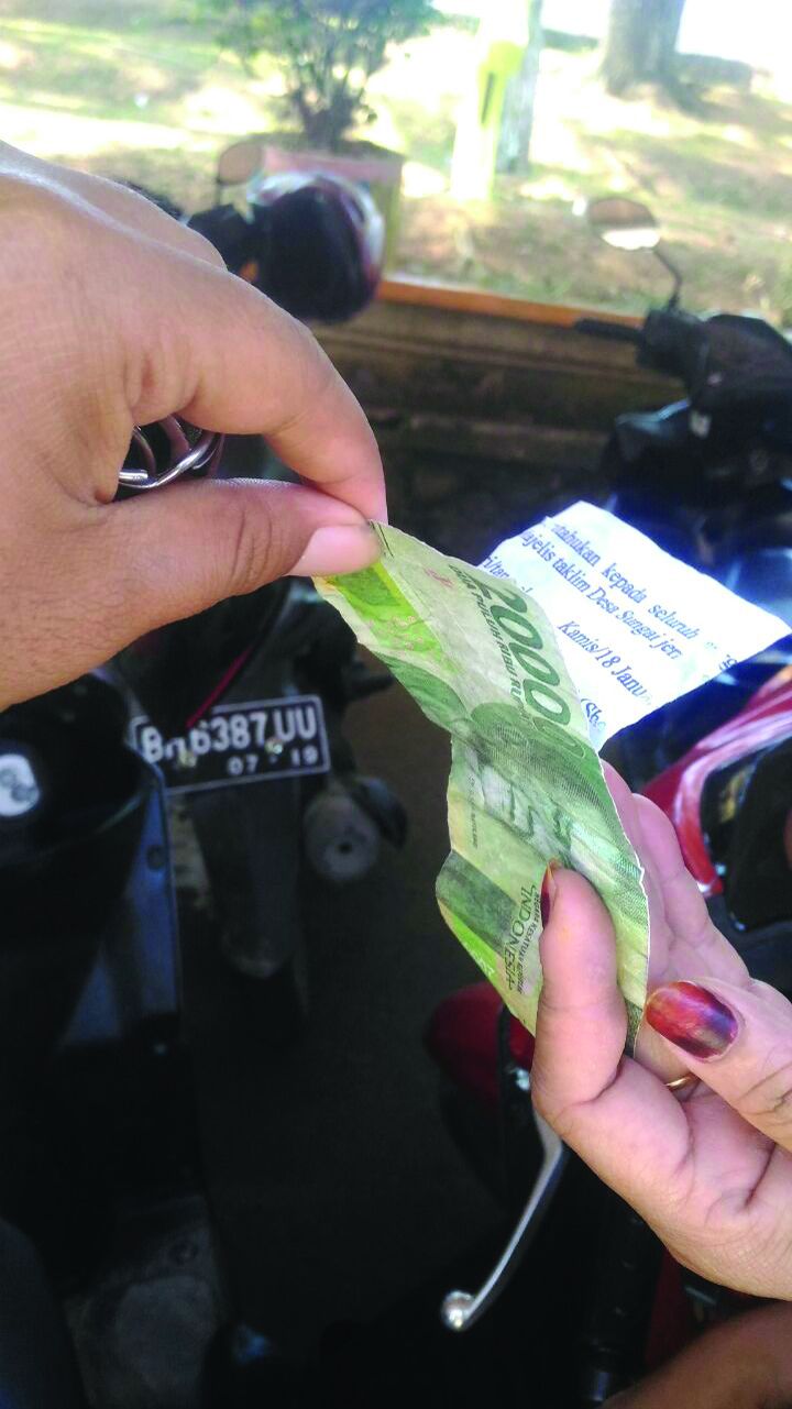 Uang pecahan Rp 20 ribu palsu yang telah beredar.