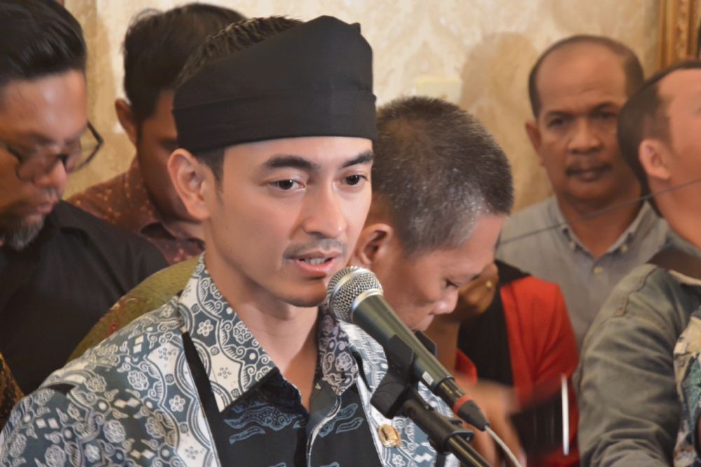 Gubernur Jambi Zumi Zola saat memberikan keterangan pers di rumah dinasnya di Kota Jambi.