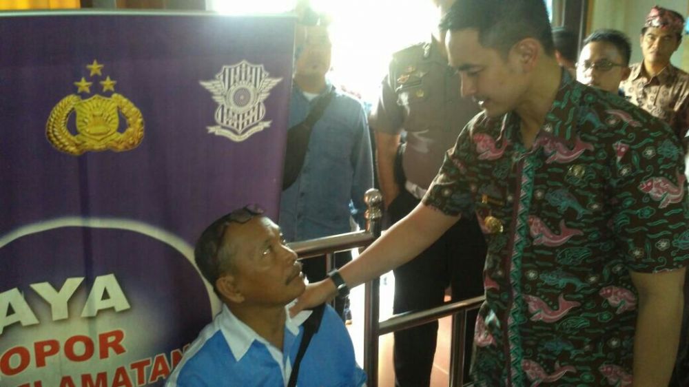Gubernur Jambi Zumi Zola mengunjungi Kantor Samsat Kota Jambi untuk memantau pelaksanaan program pemutihan pajak kendaraan bermotor (PKB) yang digulirkan sejak Januari 2018.