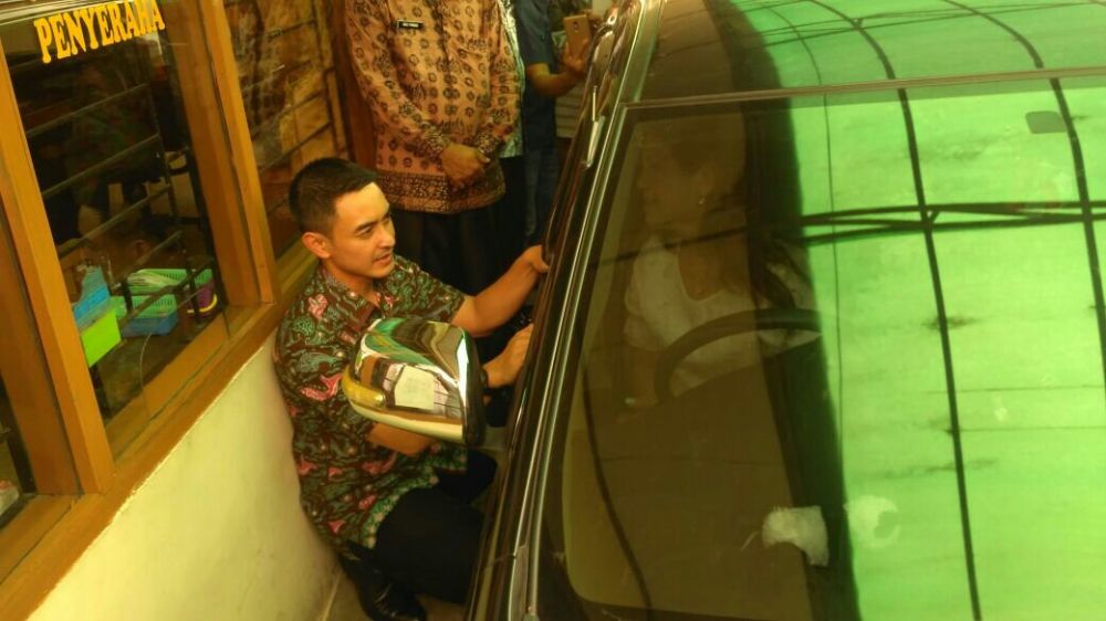 Gubernur Jambi Zumi Zola memantau layanan program pemutihan PKB di Samsat Jambi, Kamis (8/2).