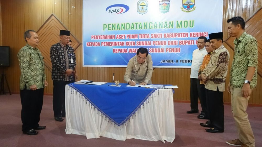 Sekretaris Daerah Provinsi Jambi M. Dianto  Menyaksikan Penandatanganan Mou Penyerahan Aset PDAM Tirta Sakti Kabupaten Kerinci Kepada Pemerintah Kota Sungai Penuh Dari Bupati Kerinci Kepada Walikota Sungai Penuh. Bertempat di Aula BPKP Provinsi Jambi. Jumat (9/2).