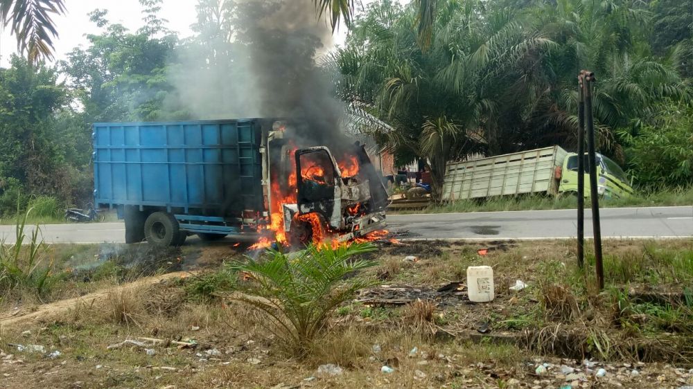 Kendaraan mobil truk dibakar massa didesa  Ratau Api