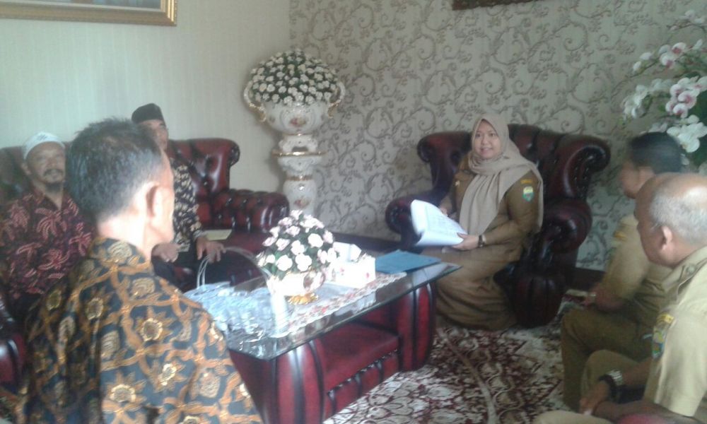 Bupati Muarojambi menerima warga dikediamannya.