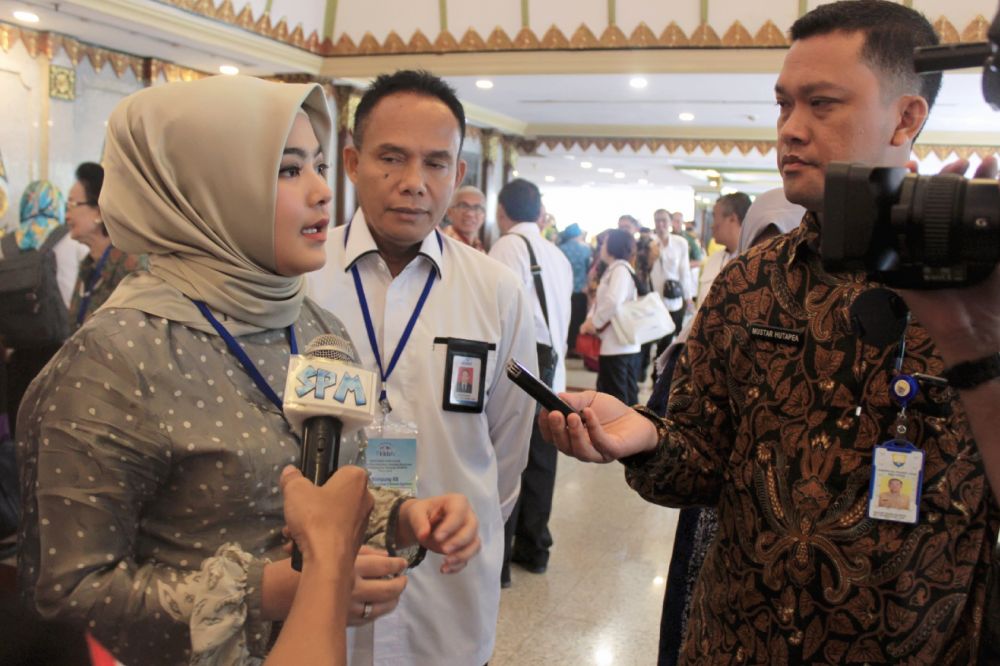 Ketua TP PKK Provinsi Jambi, Hj.Sherrin Tharia Zola ketika diwawancara.( foto : Jambi Star/Endang)