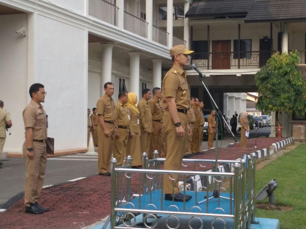  Gubernur Jambi, H.Zumi Zola Saat memberikan arahan dalam Apel Senin (12/2) pagi, bertempat di lapangan dalam Kantor Gubernur Jambi. (Foto : Jambi Star/ Endang)