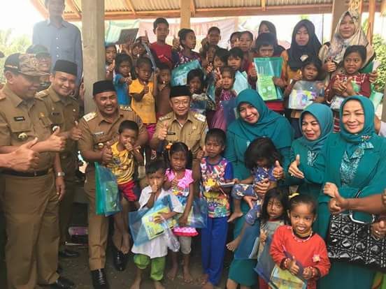 Bupati H Cek Endra foto bersama warga