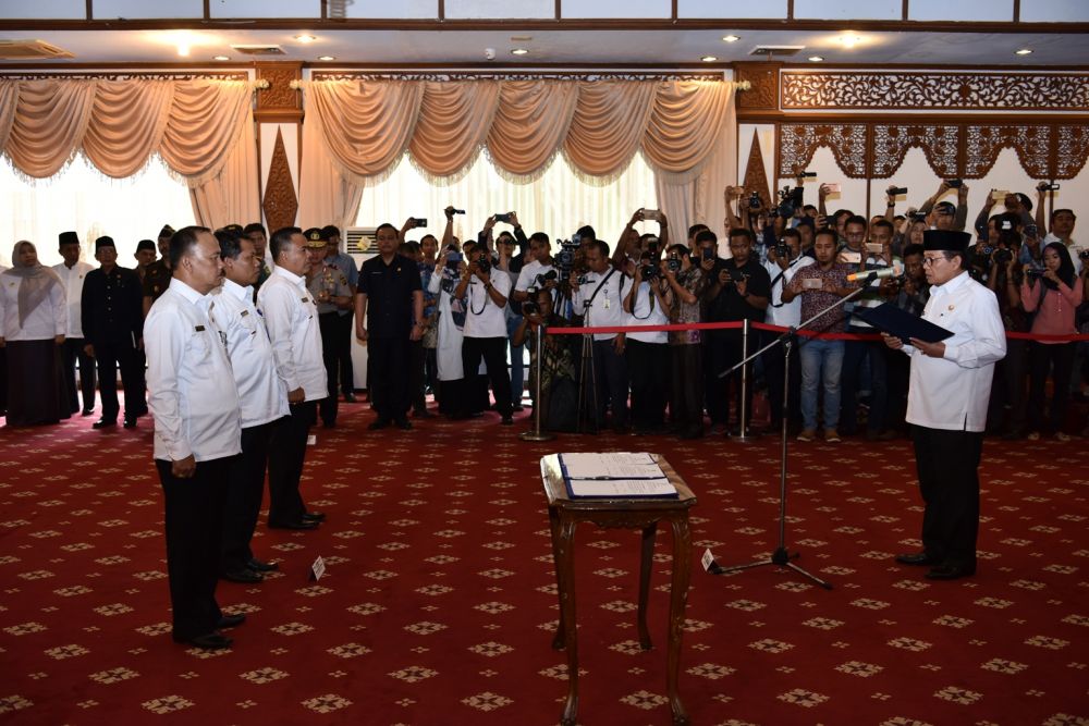 Wakil Gubernur Jambi Fachrori Umar melantik tiga pejabat eselon II di Lingkungan Pemprov Jambi menjadi pejabat sementara (Pjs) Bupati dan Walikota untuk daerah yang menggelar Pilkada Serentak 2018.