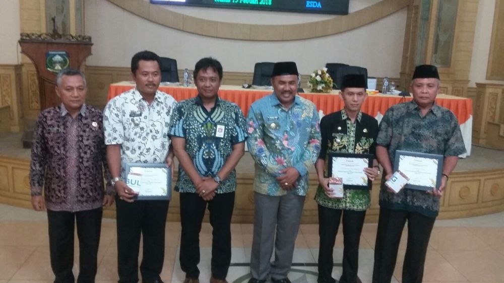 Wabup H Hillalatil Badri bersama camat yang mendapat reward program Raskin 2017