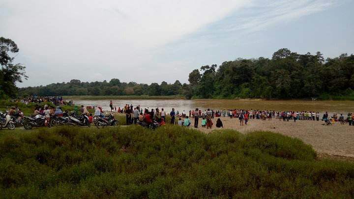 Warga saat memadati lokasi pencarian warga diterkam buaya disungai batanghari