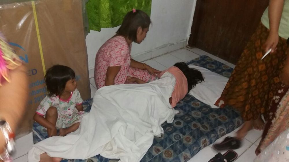 Warga yang selamat dari  paruhu tegelam disungai batanghari