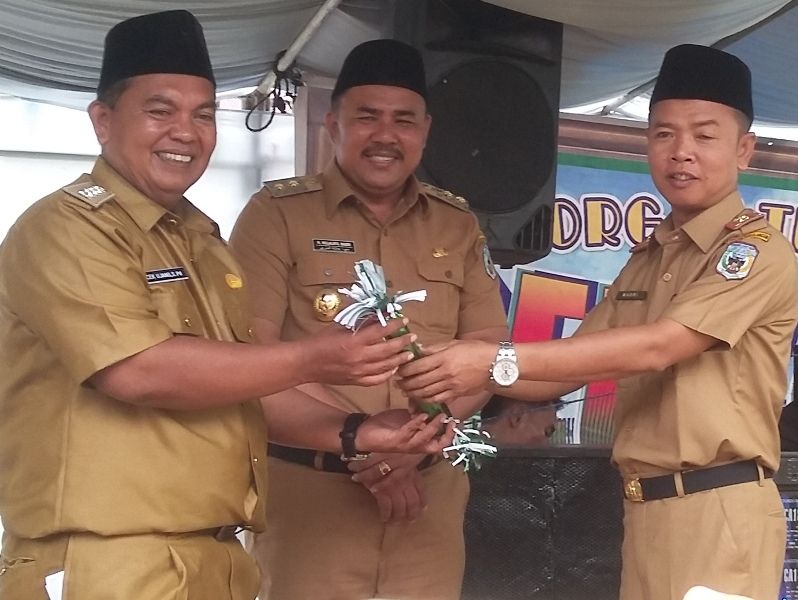 Wabup, H Hillalatil Badri menyaksikan penyerahan cindera mata dari mantan Camat Bathin VIII, Masri kepada Camat, Cek Ujang