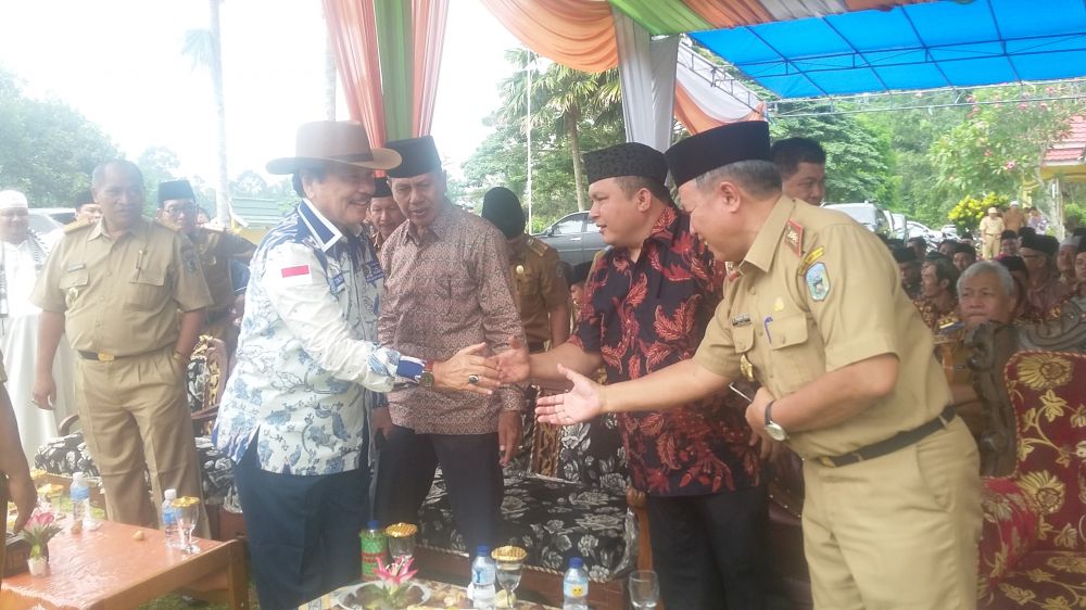 Anggota DPRI, H Zulfikar Ahmad saat tiba diacara Sertijab Camat Bathin VIII sembari menyalami Sekda, H Thabroni Rozali