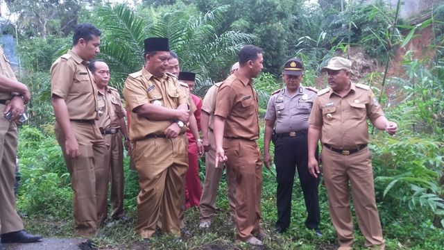 Wabup, H Hillalatil Badri bersama Sekda, H Thabroni Rozali dan Kabid BM di lokasi jalan putus, desa Rantau Gedang, Kecamatan Bathin VIII, Senin (19/2), pagi 