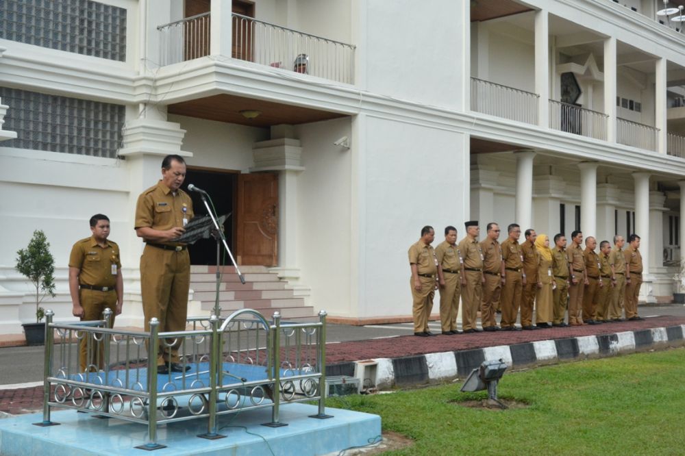 Sekda Jambi M Dianto Saat memimpin apel pagi di lapangan dalam kantor Gubernur Jambi