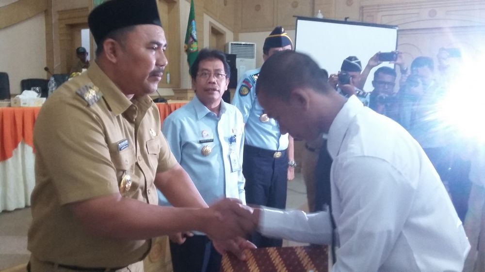 Wabup, H Hillalatil Badri menyerahkan SK  kepada salah seorang CPNS Kemenkumham bernomor urut satu dari dari 28.