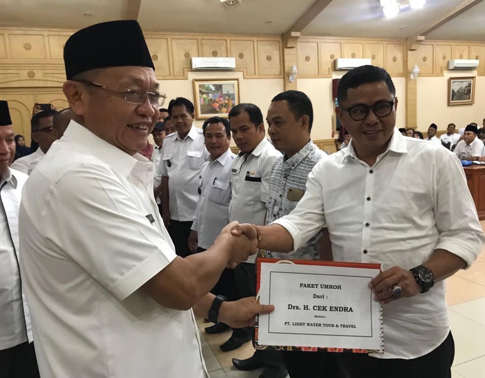 Cek Endra menyerahkan paket umroh.
