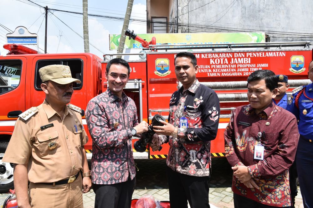 Gubernur Zola saat Menyerahkan Bantuan Alat Berat dari Pemerintah Provinsi Jambi kepada Kecamatan Jambi Timur Kota Jambi, bertempat di Kantor Camat Jambi Timur Kota Jambi