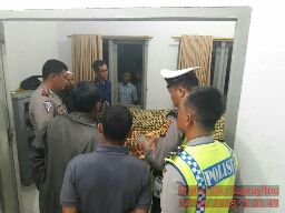 Tim Sat Lantas melakukan pendataan kedua korban di RSUD Sarolangun 