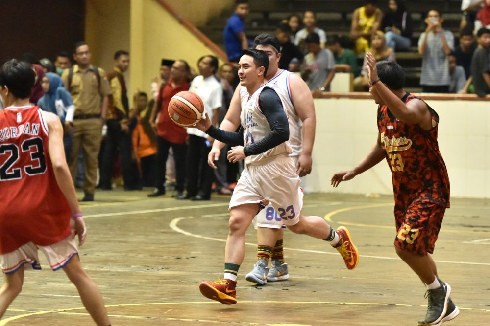 Zumi Zola Ketika Main basket di  Gedung Gelora Olahraga Kota Baru Jambi.